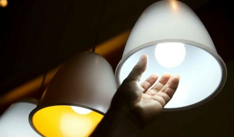 Ilustração da notícia Com bandeira vermelha, conta de luz sobe R$ 4,46 a cada 100 kWh em novembro